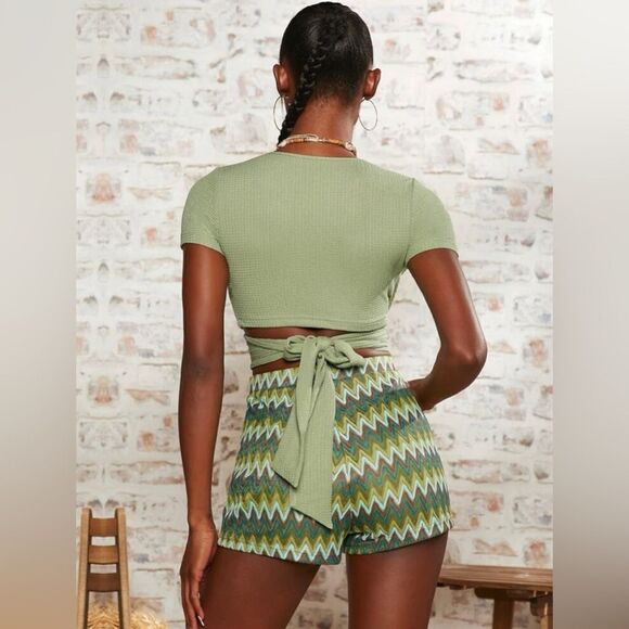 SHEIN Short set with Wrap Knot Back Crop Top - Picture 4 of 12
